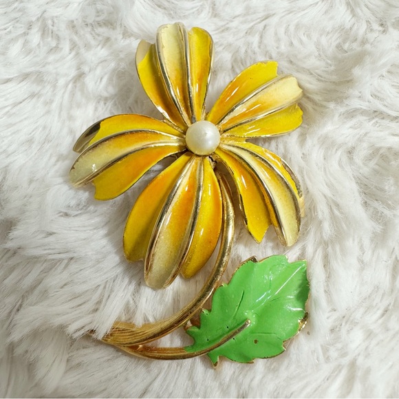 Vintage Enamel Flower Pin with Faux Pearl - Picture 2 of 3